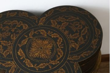 中古　MAITLAND-SMITH(メートランドスミス)　ユニークなデザインが魅力!ディスプレイとしてもおすすめのサイドテーブル(ナイトテーブル、花台、飾り台)(R-065960)