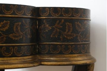 中古　MAITLAND-SMITH(メートランドスミス)　ユニークなデザインが魅力!ディスプレイとしてもおすすめのサイドテーブル(ナイトテーブル、花台、飾り台)(R-065960)