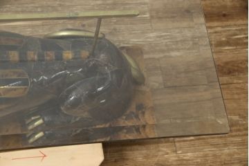 中古　MAITLAND SMITH(メートランドスミス)　職人による象嵌技術が詰まった芸術品のようなスフィンクスカクテルテーブル(ローテーブル、センターテーブル、ガラス天板テーブル)(定価約137万円)(R-065961)