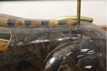 中古　MAITLAND SMITH(メートランドスミス)　職人による象嵌技術が詰まった芸術品のようなスフィンクスカクテルテーブル(ローテーブル、センターテーブル、ガラス天板テーブル)(定価約137万円)(R-065961)