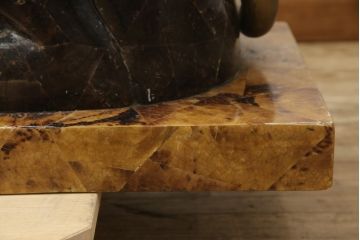 中古　MAITLAND SMITH(メートランドスミス)　職人による象嵌技術が詰まった芸術品のようなスフィンクスカクテルテーブル(ローテーブル、センターテーブル、ガラス天板テーブル)(定価約137万円)(R-065961)