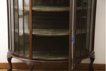 イギリスアンティーク　マホガニー材　クロウ&ボールの脚が風格を感じさせるハーフムーンキャビネット(ガラスケース、ショーケース、飾り棚、戸棚、収納棚、コンソールテーブル、半円)(R-065962)