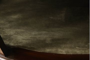 イギリスアンティーク　マホガニー材　クロウ&ボールの脚が風格を感じさせるハーフムーンキャビネット(ガラスケース、ショーケース、飾り棚、戸棚、収納棚、コンソールテーブル、半円)(R-065962)