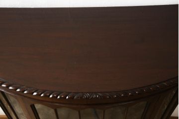 イギリスアンティーク　マホガニー材　クロウ&ボールの脚が風格を感じさせるハーフムーンキャビネット(ガラスケース、ショーケース、飾り棚、戸棚、収納棚、コンソールテーブル、半円)(R-065962)