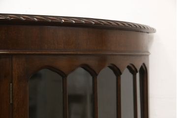 イギリスアンティーク　マホガニー材　クロウ&ボールの脚が風格を感じさせるハーフムーンキャビネット(ガラスケース、ショーケース、飾り棚、戸棚、収納棚、コンソールテーブル、半円)(R-065962)