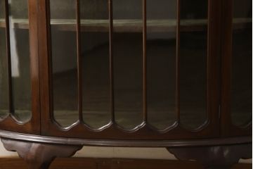 イギリスアンティーク　マホガニー材　クロウ&ボールの脚が風格を感じさせるハーフムーンキャビネット(ガラスケース、ショーケース、飾り棚、戸棚、収納棚、コンソールテーブル、半円)(R-065962)