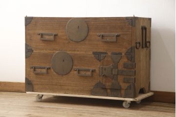 和製アンティーク　上手物!!　大きな丸金具と角手金具が目を引く総桐箪笥ローボード(総桐たんす、引き出し、収納箪笥、時代箪笥、テレビ台、テレビボード)(R-065976)