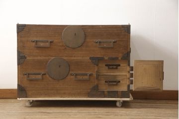 和製アンティーク　上手物!!　大きな丸金具と角手金具が目を引く総桐箪笥ローボード(総桐たんす、引き出し、収納箪笥、時代箪笥、テレビ台、テレビボード)(R-065976)
