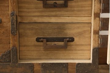 和製アンティーク　上手物!!　大きな丸金具と角手金具が目を引く総桐箪笥ローボード(総桐たんす、引き出し、収納箪笥、時代箪笥、テレビ台、テレビボード)(R-065976)