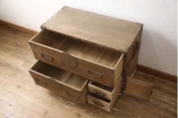 和製アンティーク　上手物!!　大きな丸金具と角手金具が目を引く総桐箪笥ローボード(総桐たんす、引き出し、収納箪笥、時代箪笥、テレビ台、テレビボード)(R-065976)
