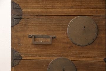 和製アンティーク　上手物!!　大きな丸金具と角手金具が目を引く総桐箪笥ローボード(総桐たんす、引き出し、収納箪笥、時代箪笥、テレビ台、テレビボード)(R-065976)