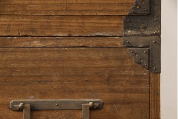 和製アンティーク　上手物!!　大きな丸金具と角手金具が目を引く総桐箪笥ローボード(総桐たんす、引き出し、収納箪笥、時代箪笥、テレビ台、テレビボード)(R-065976)