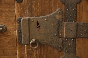 和製アンティーク　上手物!!　大きな丸金具と角手金具が目を引く総桐箪笥ローボード(総桐たんす、引き出し、収納箪笥、時代箪笥、テレビ台、テレビボード)(R-065976)