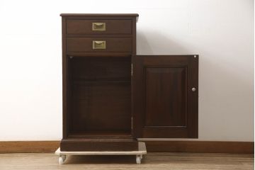 イギリスアンティーク　Lloyd's Antiques(ロイズ・アンティークス)　マホガニー材　クラシカルな雰囲気溢れる大振りなサイドキャビネット(サイドテーブル、収納棚、戸棚、引き出し、電話台、英国)(R-065977)　
