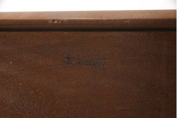イギリスアンティーク　Lloyd's Antiques(ロイズ・アンティークス)　マホガニー材　クラシカルな雰囲気溢れる大振りなサイドキャビネット(サイドテーブル、収納棚、戸棚、引き出し、電話台、英国)(R-065977)　