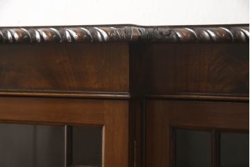イギリスアンティーク　Lloyd's Antiques(ロイズ・アンティークス)　マホガニー材　ガラス扉のデザインがお洒落なキャビネット(サイドボード、本箱、ブックケース、飾り棚、収納棚、戸棚、英国)(R-065978)