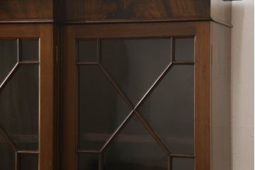 イギリスアンティーク　Lloyd's Antiques(ロイズ・アンティークス)　マホガニー材　ガラス扉のデザインがお洒落なキャビネット(サイドボード、本箱、ブックケース、飾り棚、収納棚、戸棚、英国)(R-065978)