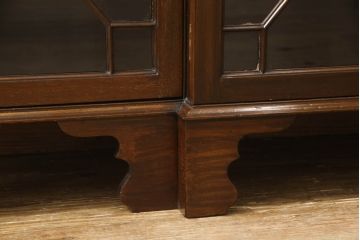 イギリスアンティーク　Lloyd's Antiques(ロイズ・アンティークス)　マホガニー材　ガラス扉のデザインがお洒落なキャビネット(サイドボード、本箱、ブックケース、飾り棚、収納棚、戸棚、英国)(R-065978)