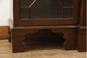 イギリスアンティーク　Lloyd's Antiques(ロイズ・アンティークス)　マホガニー材　ガラス扉のデザインがお洒落なキャビネット(サイドボード、本箱、ブックケース、飾り棚、収納棚、戸棚、英国)(R-065978)