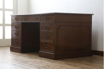 イギリスアンティーク　組立式　マホガニー材　格調高い雰囲気溢れるレザートップニーホールデスク(両袖机、プレジデントデスク、ワークデスク、在宅用、在宅ワーク用、英国)(R-065979)