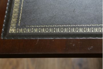 イギリスアンティーク　組立式　マホガニー材　格調高い雰囲気溢れるレザートップニーホールデスク(両袖机、プレジデントデスク、ワークデスク、在宅用、在宅ワーク用、英国)(R-065979)