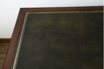 イギリスアンティーク　組立式　マホガニー材　格調高い雰囲気溢れるレザートップニーホールデスク(両袖机、プレジデントデスク、ワークデスク、在宅用、在宅ワーク用、英国)(R-065979)