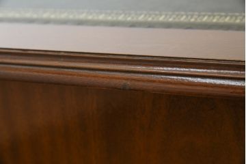 イギリスアンティーク　組立式　マホガニー材　格調高い雰囲気溢れるレザートップニーホールデスク(両袖机、プレジデントデスク、ワークデスク、在宅用、在宅ワーク用、英国)(R-065979)