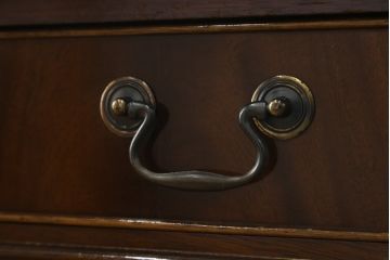 イギリスアンティーク　組立式　マホガニー材　格調高い雰囲気溢れるレザートップニーホールデスク(両袖机、プレジデントデスク、ワークデスク、在宅用、在宅ワーク用、英国)(R-065979)