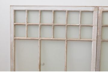 アンティーク建具　ペイント仕上げ限定　大正ロマンな雰囲気香るデザインが魅力的!!ペンキの剥げたガラス窓2枚セット(引き戸、ガラス戸)(R-066002)