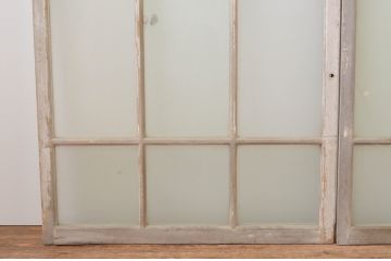 アンティーク建具　ペイント仕上げ限定　大正ロマンな雰囲気香るデザインが魅力的!!ペンキの剥げたガラス窓2枚セット(引き戸、ガラス戸)(R-066002)