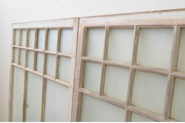 アンティーク建具　ペイント仕上げ限定　大正ロマンな雰囲気香るデザインが魅力的!!ペンキの剥げたガラス窓2枚セット(引き戸、ガラス戸)(R-066002)