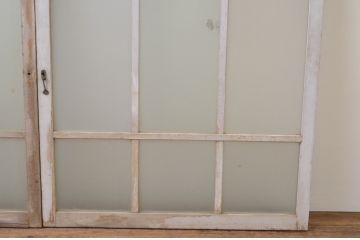 アンティーク建具　ペイント仕上げ限定　大正ロマンな雰囲気香るデザインが魅力的!!ペンキの剥げたガラス窓2枚セット(引き戸、ガラス戸)(R-066002)