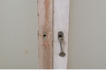 アンティーク建具　ペイント仕上げ限定　大正ロマンな雰囲気香るデザインが魅力的!!ペンキの剥げたガラス窓2枚セット(引き戸、ガラス戸)(R-066002)