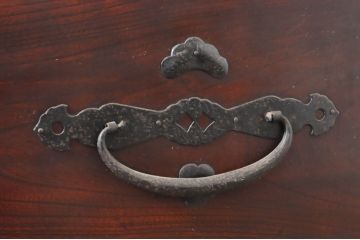 和製アンティーク　縁起物の金具が魅力の二本松箪笥ローボード(引き出し、時代箪笥、収納タンス、テレビ台、ローチェスト)(R-066028)