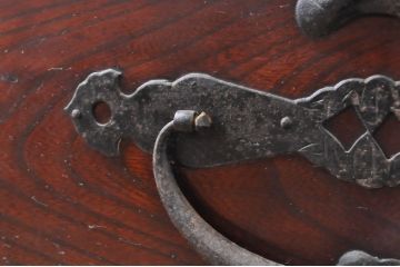 和製アンティーク　縁起物の金具が魅力の二本松箪笥ローボード(引き出し、時代箪笥、収納タンス、テレビ台、ローチェスト)(R-066028)