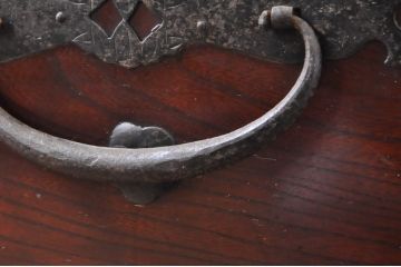 和製アンティーク　縁起物の金具が魅力の二本松箪笥ローボード(引き出し、時代箪笥、収納タンス、テレビ台、ローチェスト)(R-066028)