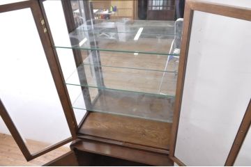中古　カリモク家具(karimoku)　domani(ドマーニ)　Morganton(モーガントン)　ディスプレイ什器におすすめ!!品のある佇まいが魅力のガラスキャビネット(ガラスケース、キュリオケース、ショーケース、飾り棚、陳列棚、店舗什器)(R-066032)