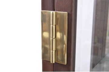 中古　カリモク家具(karimoku)　domani(ドマーニ)　Morganton(モーガントン)　ディスプレイ什器におすすめ!!品のある佇まいが魅力のガラスキャビネット(ガラスケース、キュリオケース、ショーケース、飾り棚、陳列棚、店舗什器)(R-066032)