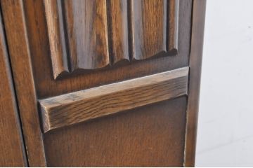 イギリスアンティーク　An ENFURN PRODUCTION　オーク材の味わい深い色合いが魅力的な薄型ワードローブ(収納棚、戸棚、洋服タンス、キャビネット、英国)(R-066035)