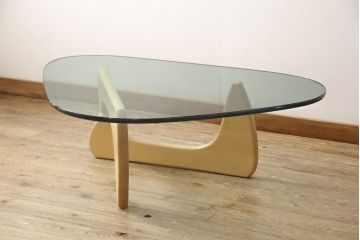 中古　美品　Vitra(ヴィトラ)　イサム・ノグチ(Isamu Noguchi)　メープル材　洗練されたモダンデザインが美しいセンターテーブル(コーヒーテーブル、ローテーブル、ガラステーブル、カクテルテーブル、リビングテーブル)(定価約32万円)(R-066036)