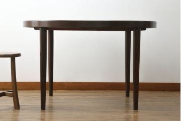 北欧ビンテージ　Kai Kristiansen(カイ・クリスチャンセン)　ローズウッド材の上品な色合いが魅力のエクステンションテーブル(拡張式テーブル、食卓、ダイニングテーブル、4人掛け、6人掛け、8人掛け、丸テーブル、ラウンドテーブル、オーバル型、ヴィンテージ)(R-066041)