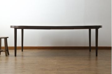 北欧ビンテージ　Kai Kristiansen(カイ・クリスチャンセン)　ローズウッド材の上品な色合いが魅力のエクステンションテーブル(拡張式テーブル、食卓、ダイニングテーブル、4人掛け、6人掛け、8人掛け、丸テーブル、ラウンドテーブル、オーバル型、ヴィンテージ)(R-066041)