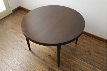 北欧ビンテージ　Kai Kristiansen(カイ・クリスチャンセン)　ローズウッド材の上品な色合いが魅力のエクステンションテーブル(拡張式テーブル、食卓、ダイニングテーブル、4人掛け、6人掛け、8人掛け、丸テーブル、ラウンドテーブル、オーバル型、ヴィンテージ)(R-066041)