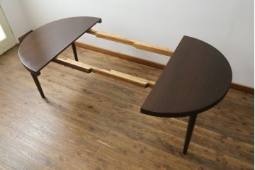 北欧ビンテージ　Kai Kristiansen(カイ・クリスチャンセン)　ローズウッド材の上品な色合いが魅力のエクステンションテーブル(拡張式テーブル、食卓、ダイニングテーブル、4人掛け、6人掛け、8人掛け、丸テーブル、ラウンドテーブル、オーバル型、ヴィンテージ)(R-066041)