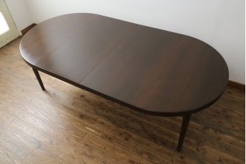 北欧ビンテージ　Kai Kristiansen(カイ・クリスチャンセン)　ローズウッド材の上品な色合いが魅力のエクステンションテーブル(拡張式テーブル、食卓、ダイニングテーブル、4人掛け、6人掛け、8人掛け、丸テーブル、ラウンドテーブル、オーバル型、ヴィンテージ)(R-066041)