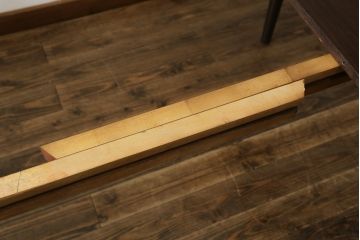北欧ビンテージ　Kai Kristiansen(カイ・クリスチャンセン)　ローズウッド材の上品な色合いが魅力のエクステンションテーブル(拡張式テーブル、食卓、ダイニングテーブル、4人掛け、6人掛け、8人掛け、丸テーブル、ラウンドテーブル、オーバル型、ヴィンテージ)(R-066041)