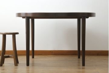 北欧ビンテージ　Kai Kristiansen(カイ・クリスチャンセン)　ローズウッド材の上品な色合いが魅力のエクステンションテーブル(拡張式テーブル、食卓、ダイニングテーブル、4人掛け、6人掛け、8人掛け、丸テーブル、ラウンドテーブル、オーバル型、ヴィンテージ)(R-066041)