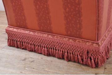 中古　高級輸入家具　ボリューム感のある重厚な佇まいが魅力の1人掛けソファ(一人掛け、アームソファ、椅子、イス)(定価約35万円)(R-066046)