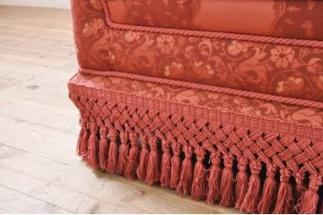 中古　高級輸入家具　ボリューム感のある重厚な佇まいが魅力の1人掛けソファ(一人掛け、アームソファ、椅子、イス)(定価約35万円)(R-066046)