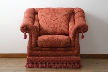 中古　高級輸入家具　ボリューム感のある重厚な佇まいが魅力の1人掛けソファ(一人掛け、アームソファ、椅子、イス)(定価約35万円)(R-066047)